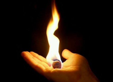 Горящие шарики на ладони